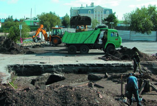 Раскопки Полуйского городка, вскрытие верхнего слоя, процесс работ.